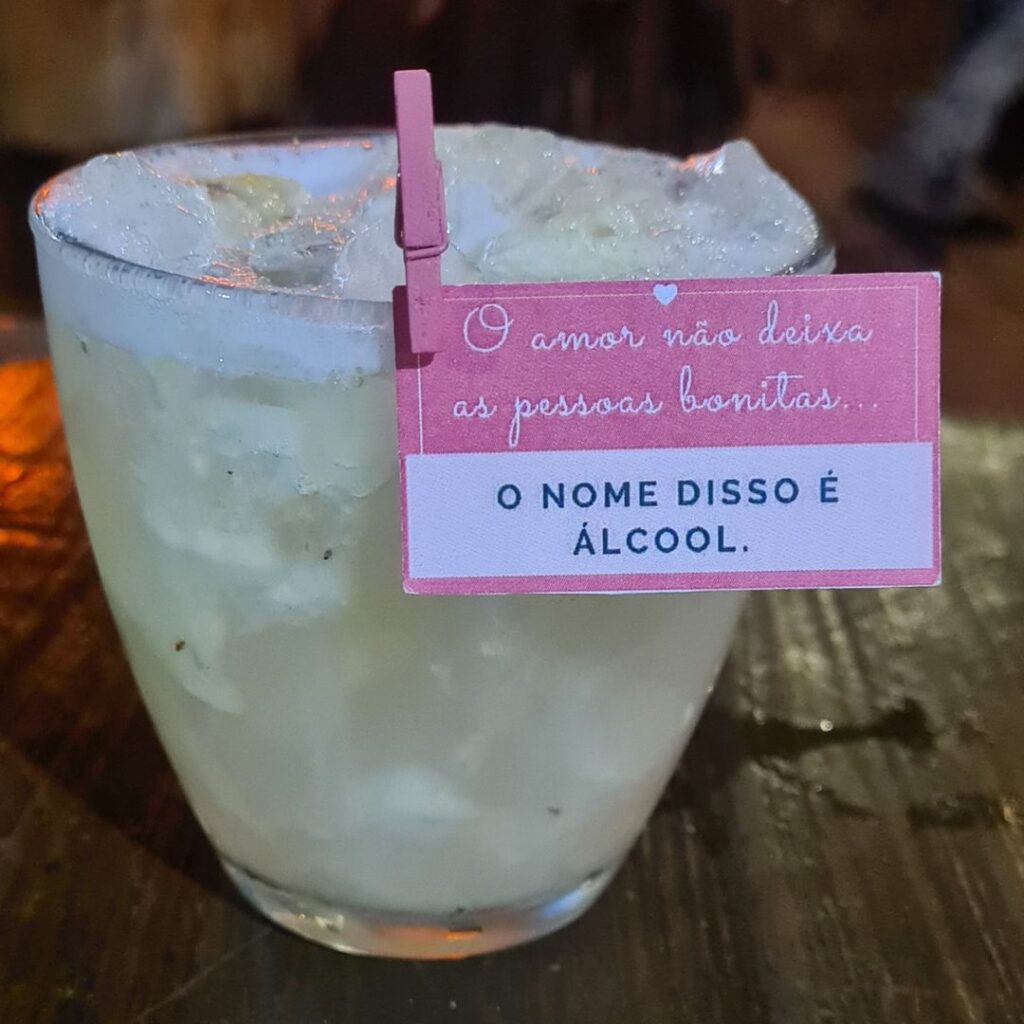 Tags para drinks - amor não deixa as pessoas bonitas